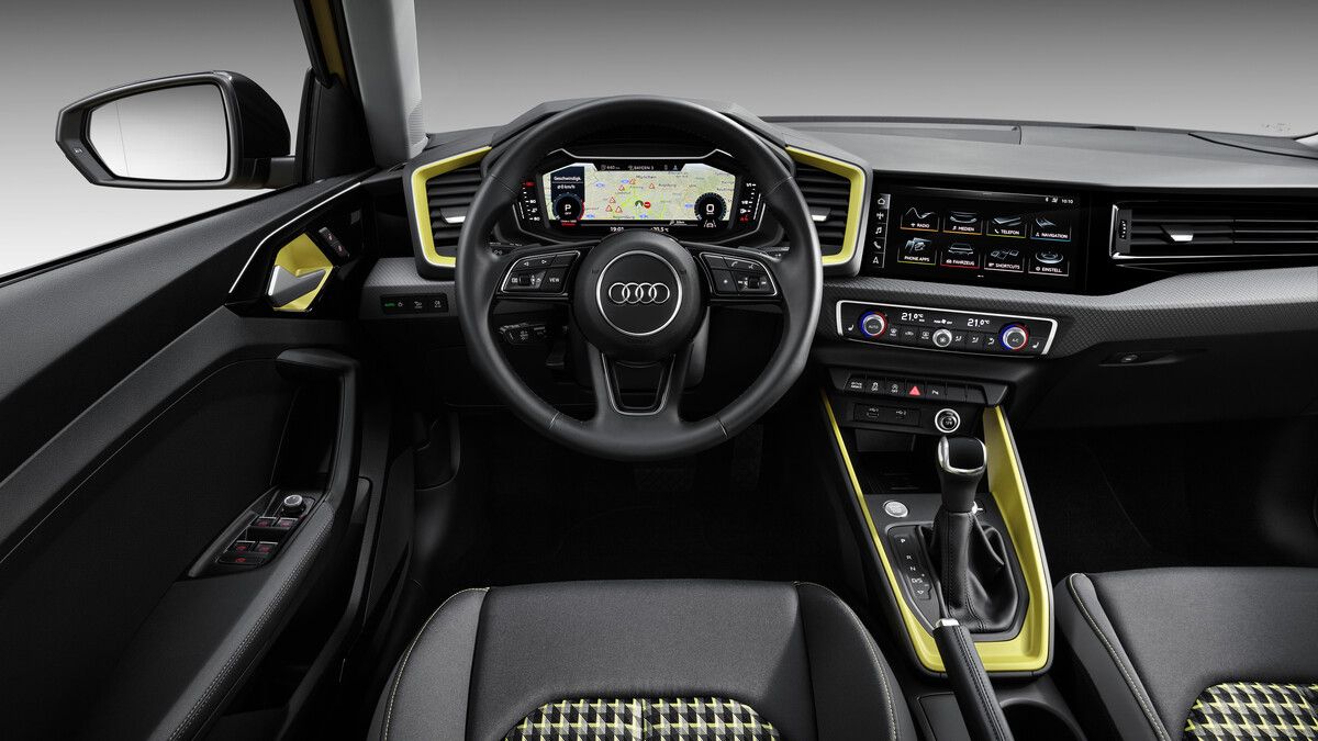 Digitales Cockpit: fast nüchtern, klar und übersichtlich eingerichtet, mit sportlichen Details dekoriert.