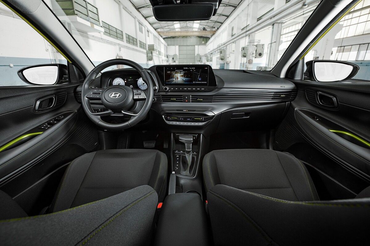 Digitalisiertes Cockpit, samt Info-Display und respektabel großem Zentralbildschirm mit Touchfunktion.
