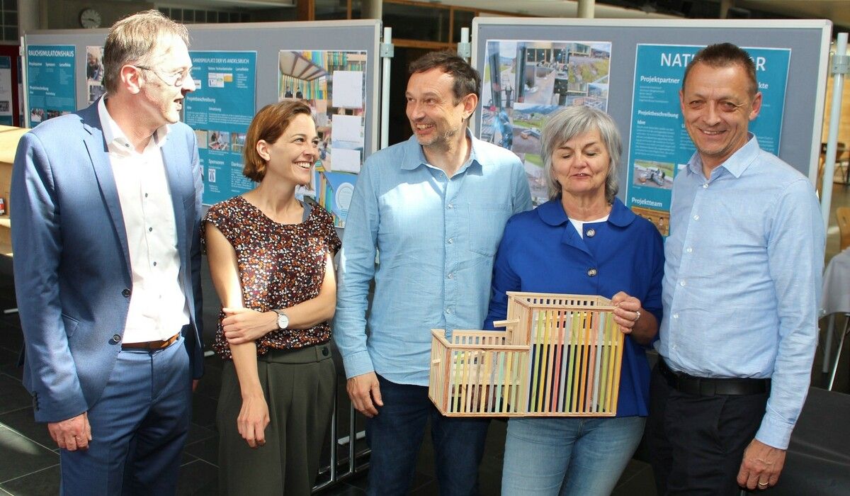 Direktor Mario Hammerer (l.) und Petra Raid von der Werkraumschule (2. v. r.) erläutern den Gästen aus dem Walgau (Nadine Neßler, Michael Greifeneder und Georg Geutze) die aktuellen Projektarbeiten der Wälder Werkraumschule. STP