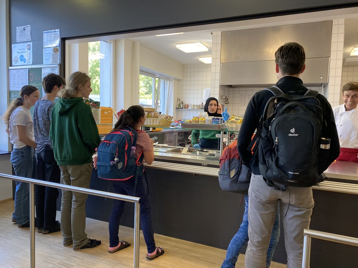 Drei Menüs werden mittags angeboten. Die Schüler stehen Schlange.