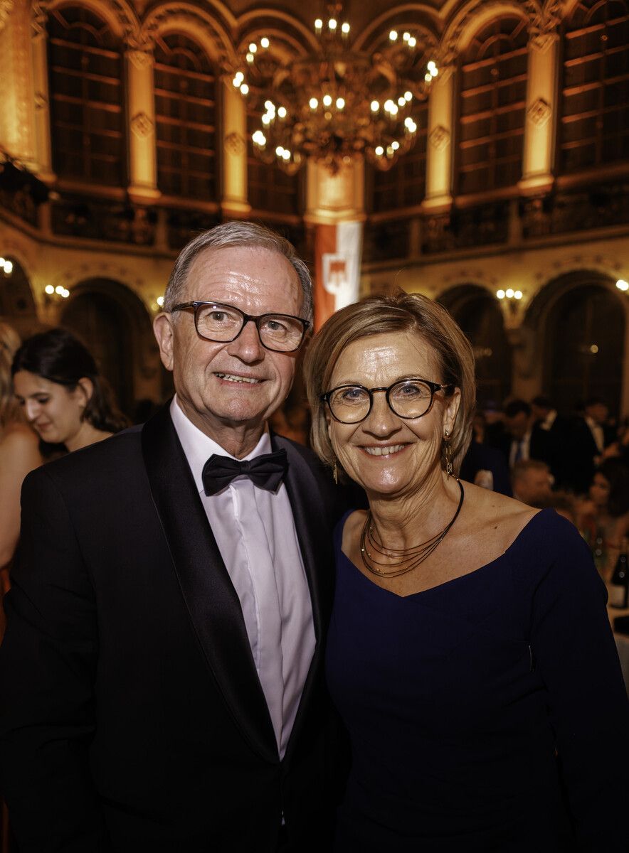 Ehrenobmann Karlheinz Kopf genoss den Abend mit Karin Kopf.