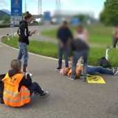 Klimakleber blockieren Straßen: Autofahrer rasten aus