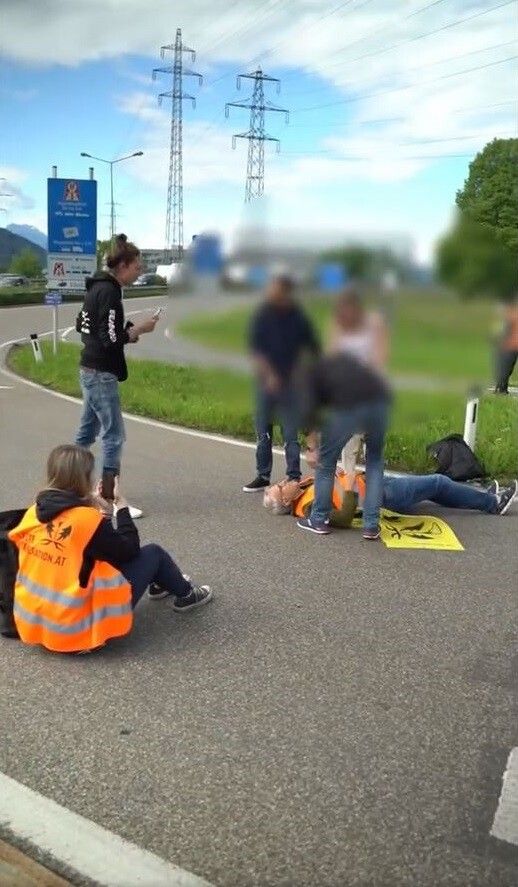 Ein Aktivist wurde von einem Mann von der Straße geschleift.Screenshot