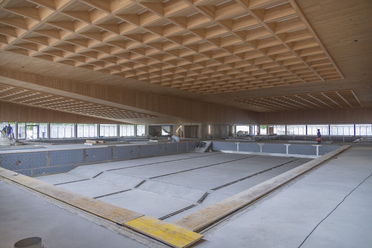 Ein Blick in die Badehalle mit vier Becken.