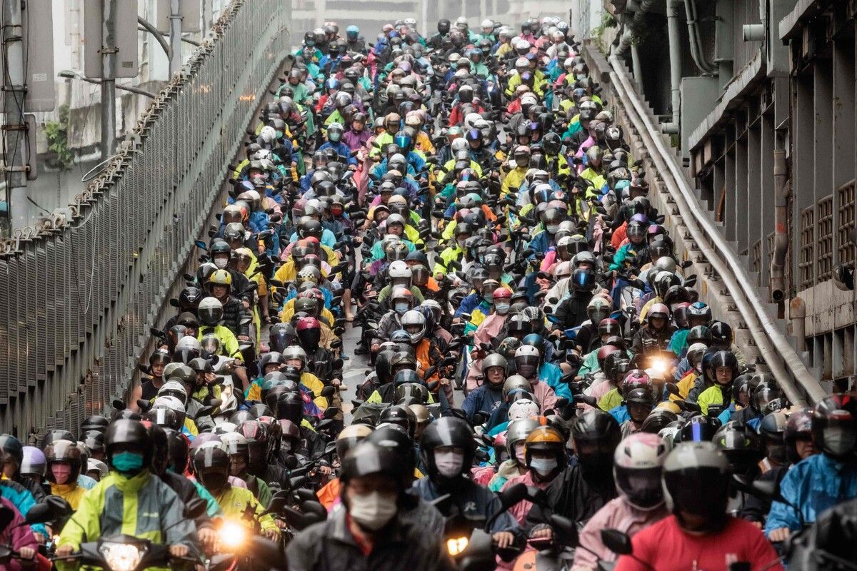 Ein etwas anderer morgendlicher Pendelverkehr: In Taipei ist dieser auf einer exklusiven Motorradspur aber Alltag. AFP