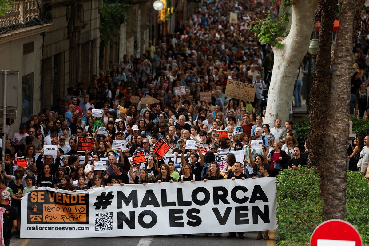 Ein Motto der Demonstration war: „Mallorca steht nicht zum Verkauf“. Die Mallorquiner kritisieren einen Ausverkauf der Insel, steigende Mieten und Wohnungsnot. reuters