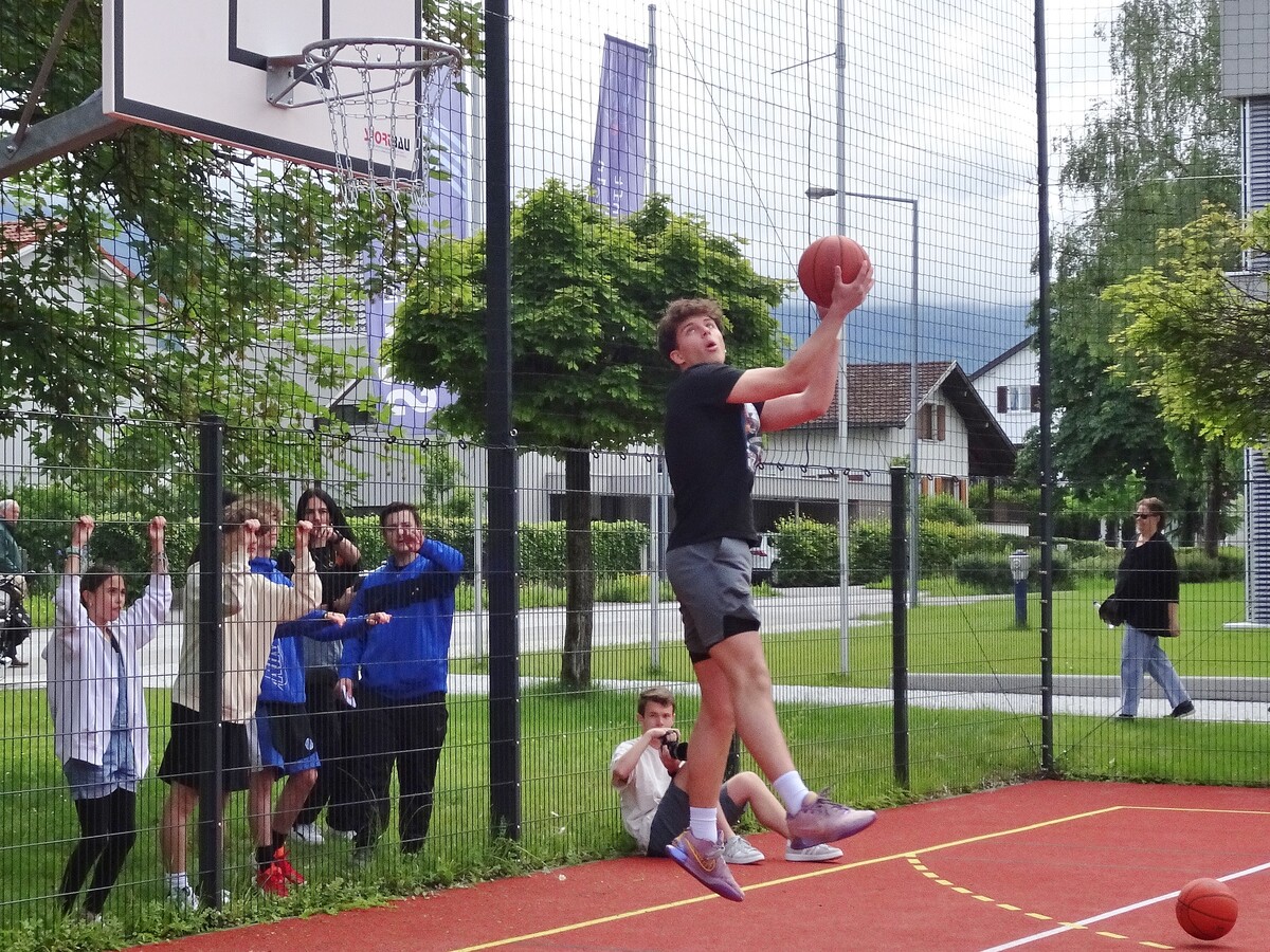 Ein Streetball-Turnier mit internationaler Beteiligung fand am Sportgymnasium statt. cth (4)