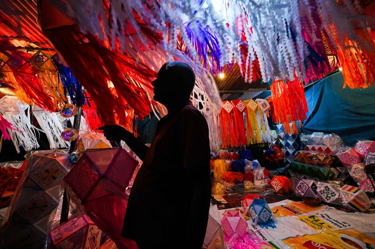 Ein Verkäufer arrangiert Papierlaternen in seinem Laden im Vorfeld des „Vesak“-Festivals, auch bekannt als Buddha Jayanti, in Colombo. AFP