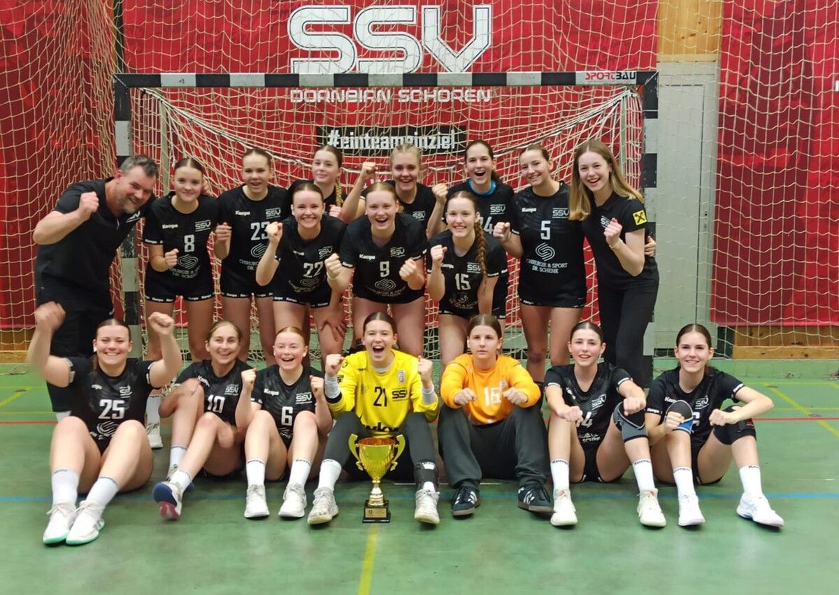 Einen Meisterpokal gab es auch für das U18-Team des SSV als Sieger des Grunddurchganges in der WHA U18-Challenge.