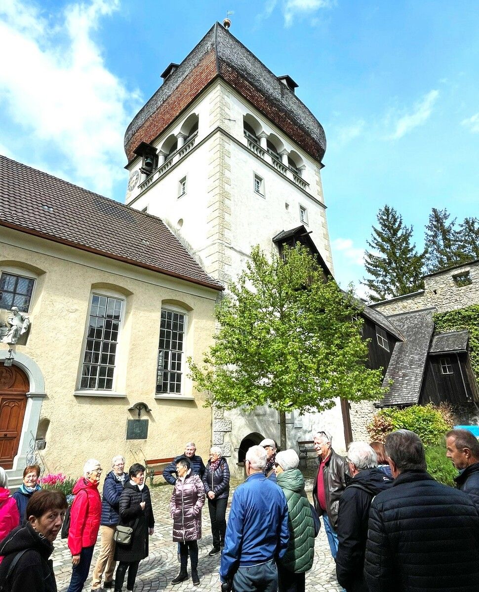 Eingerahmt vom Martinsturm lauschte die Gruppe den Legenden und Geschichten, die Bregenz geprägt haben.50Plus Weiler