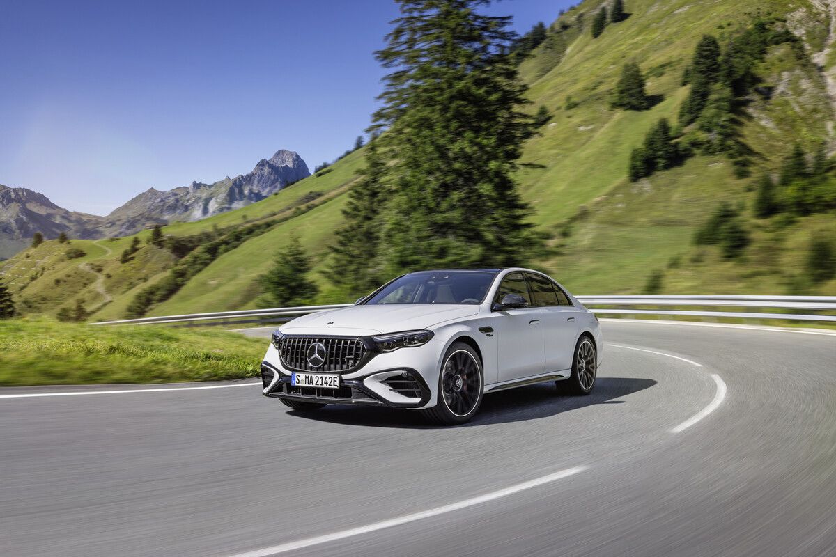 Elektrifizierung kann man zur Verbrauchsminderung einsetzen oder zur Leistungssteigerung. Oder für beides, findet Mercedes bei der AMG-Version der E-Klasse. Der Plug-in-Hybrid E 53 Hybrid 4Matic+ mit einer Systemleistung von 580 PS und einer elektrischen Reichweite von 100 Kilometern ist als Limousine und Kombi (T-Modell) erhältlich. Die Basismodelle verfügen über die für AMG typischen Ausstattungsmerkmale, darunter Hinterachslenkung, Stahlfeder-Fahrwerk mit adaptiver Verstelldämpfung, Sportsitze und das AMG-Sportlenkrad.