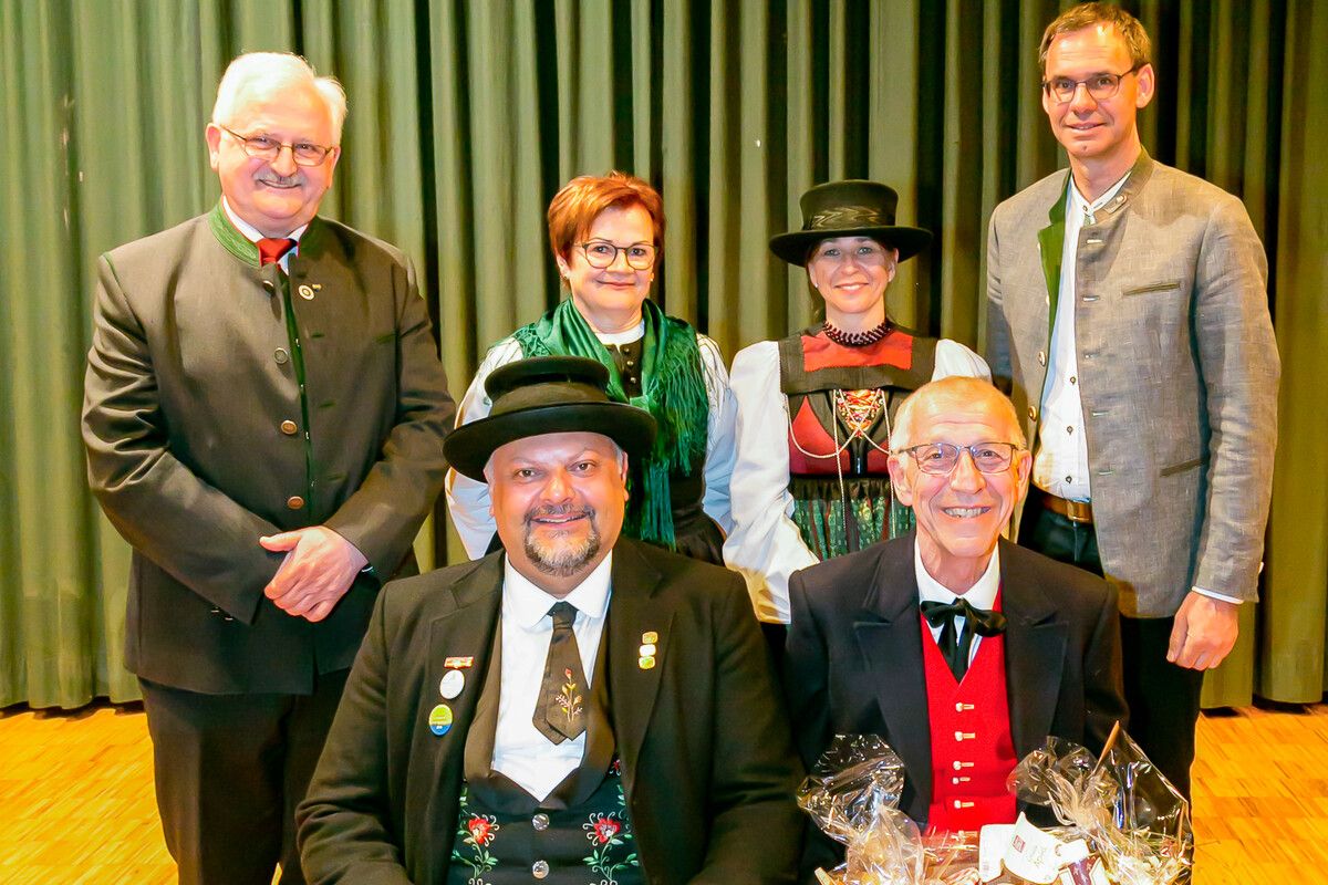 Elmar Burtscher (Dalaas, Ehrenmedaille), Bitschnau Hermann – goldenes Abzeichen mit Kranz, 2. Reihe: Rupert Klein – Präsident des Österreichischen Bundesverbandes, Landestrachtenverbandsobfrau Ulrike Bitschnau, Bgm. Alexandra Martin (Raggal), LH Markus Wallner. Dietmar Mathies