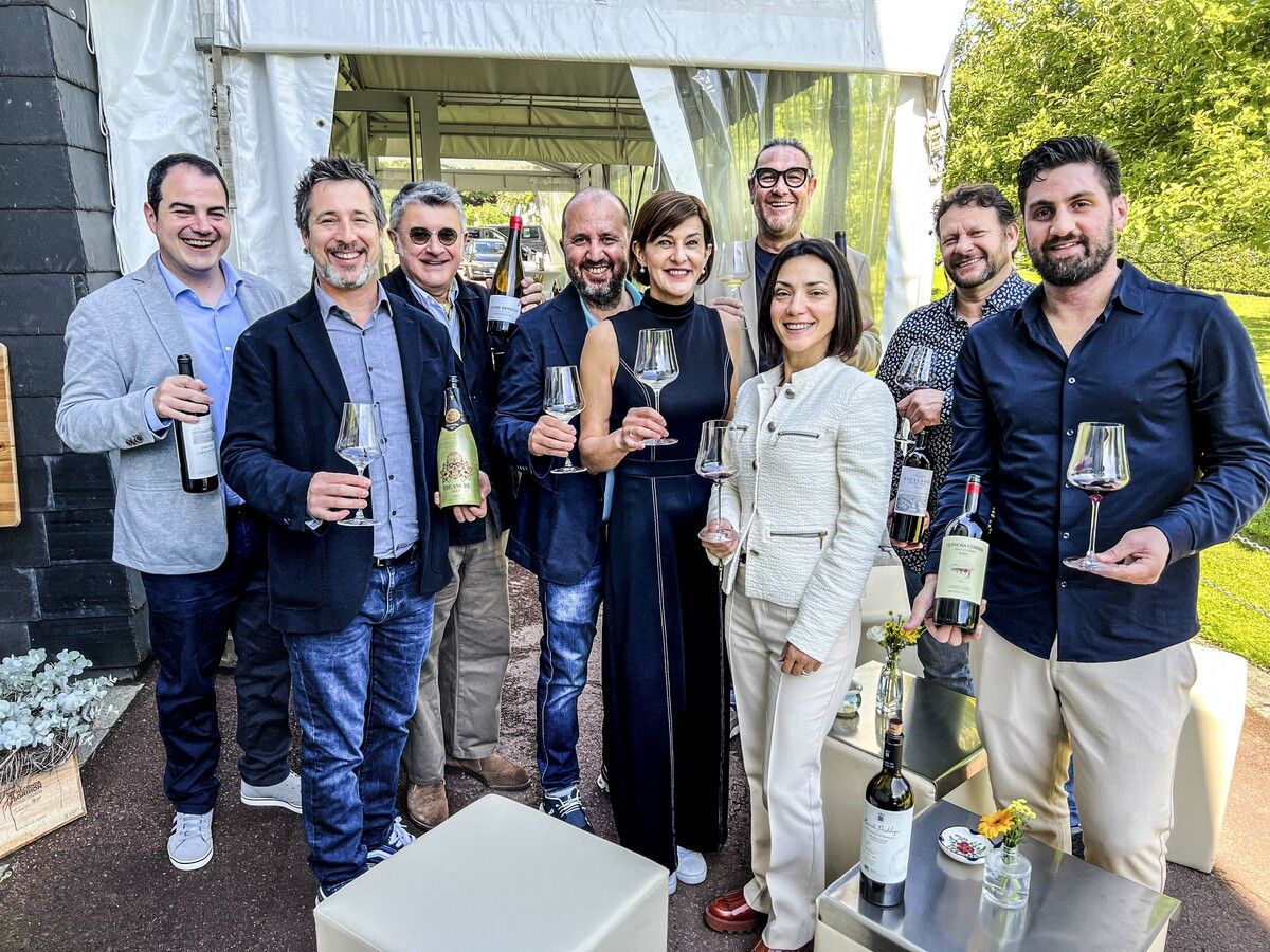 Enrique San Juan, Marc Clapes, Marc Bournazeau, Gastgeber Manuel und Beate Espinoza-Mayr sowie Joan Arrufi, Diana Fernandez, Jordi Vidal und Luis Miguel Perez präsentierten erlesene spanische Weine. Franc
