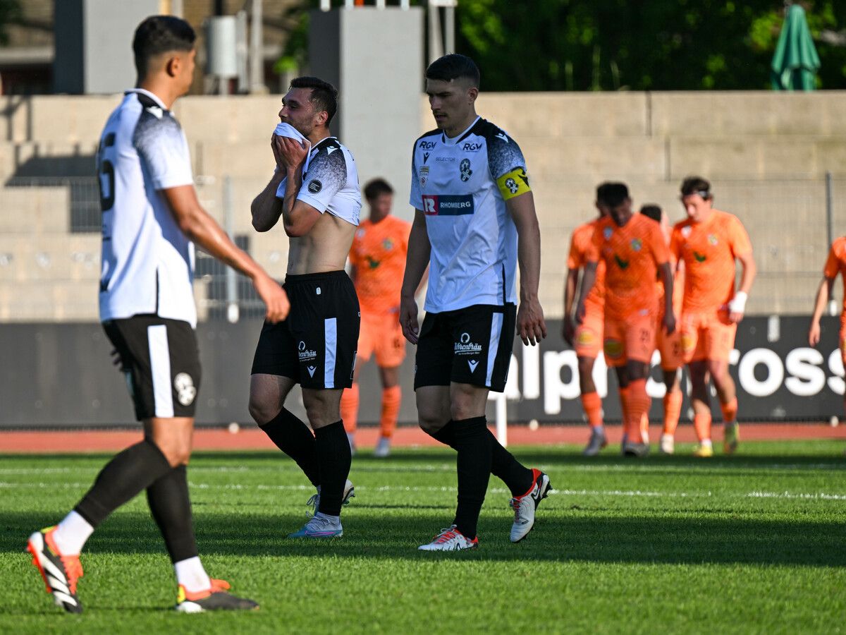 Enttäuschung pur bei den Spielern von SW Bregenz. Die 0:2-Niederlage zuhause gegen SV Stripfing war schon die fünfte Pleite in Folge.gepa