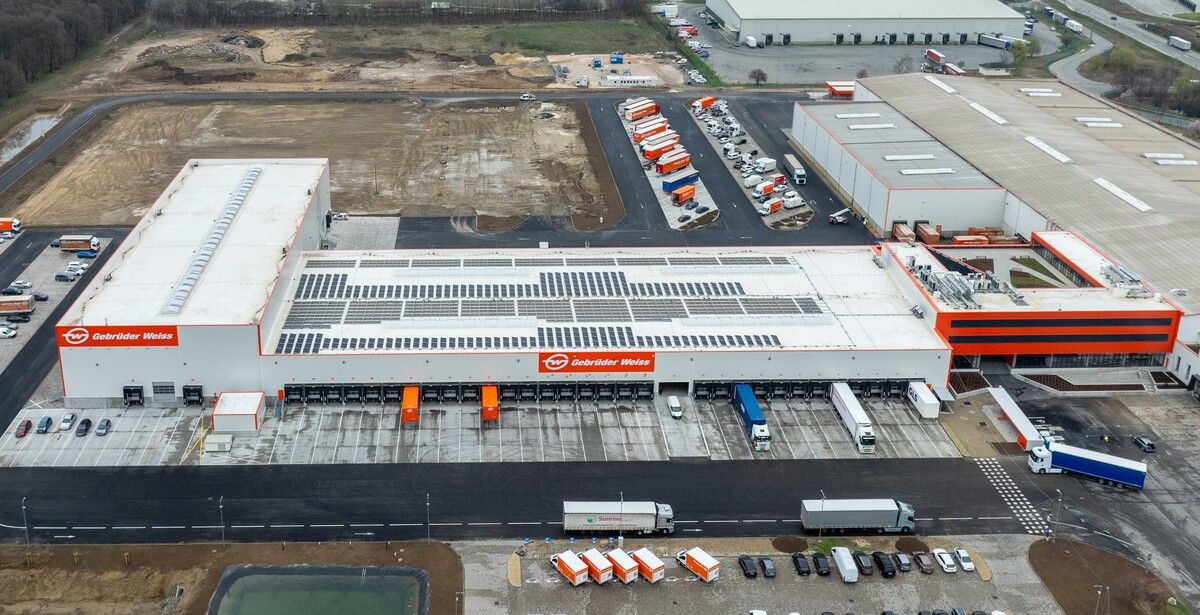 Erweiterung Gebrüder Weiss hat seine Logistikanlage am Standort Dunaharaszti bei Budapest erweitert. Der neue Logistikkomplex umfasst 10.000 Quadratmeter und beinhaltet neben Büroflächen eine Umschlagshalle und ein Hochregallager. Das Investitionsvolumen beträgt rund 25 Millionen Euro. gw