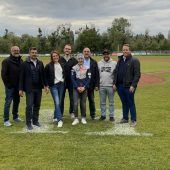 Eva Pinkelnig am ­Harder Baseballplatz