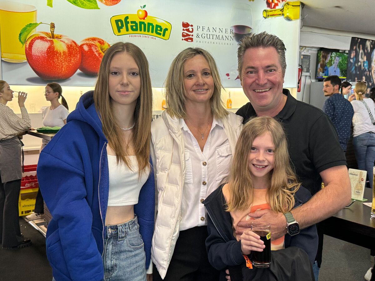 Familienausflug Matchbesuch: Markus Stadelmann mit Anita und den Töchtern Elena und Livia.