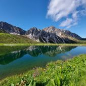 Ein See zwischen drei Alpen