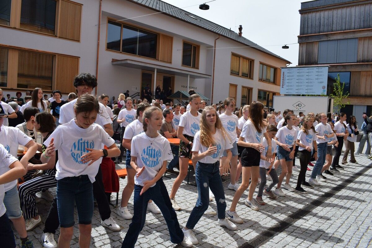 Flashmob mit 300 Schülerinnen und Schülern auf dem Schulplatz. ME (3)