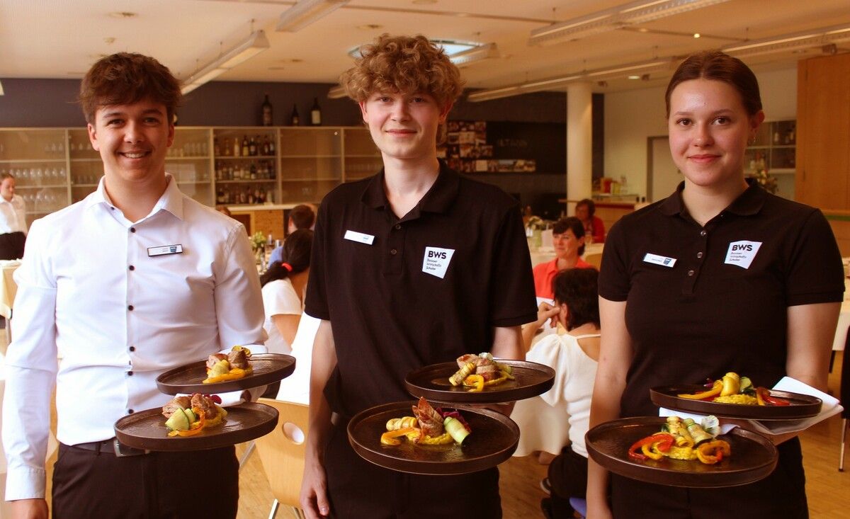Formvollendeter Service: Der Hauptgang wird serviert. STP