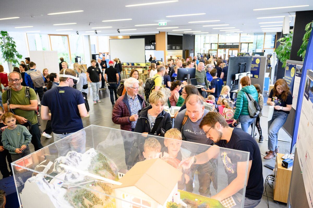 Forschung zieht in den Bann. Das konnten die zahlreichen Besucherinnen und Besucher bestätigen, die am Freitagabend unterwegs waren. #LNF24/Rhomberg