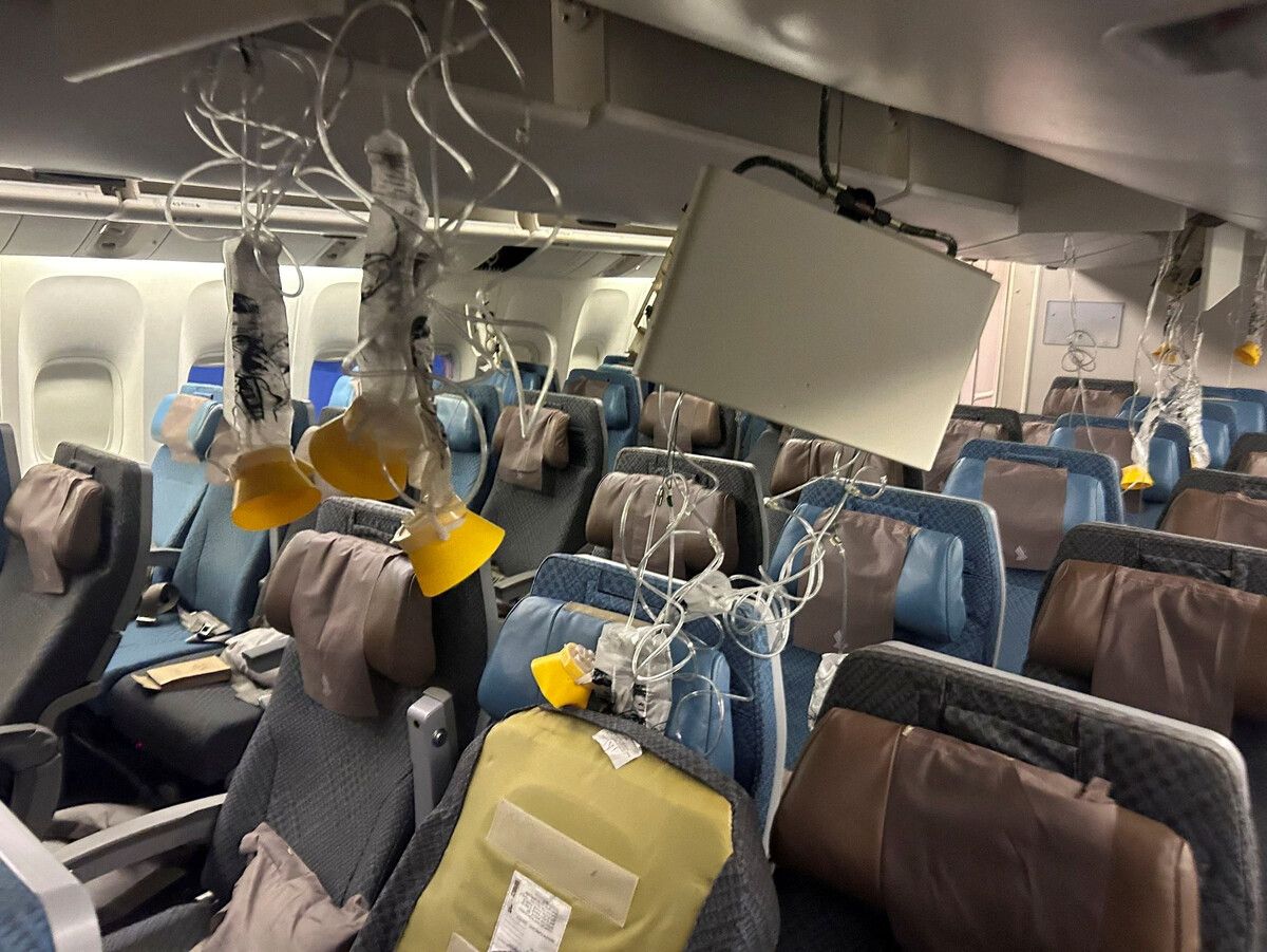 Fotos zeigten chaotische Zustände im Inneren der Boeing 777-300ER. ap