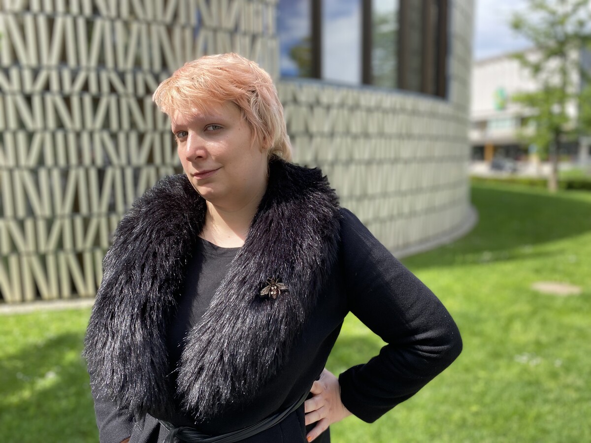 Fräulein Bürgerschreck vor der Stadtbibliothek in Dornbirn. VN/Rauch