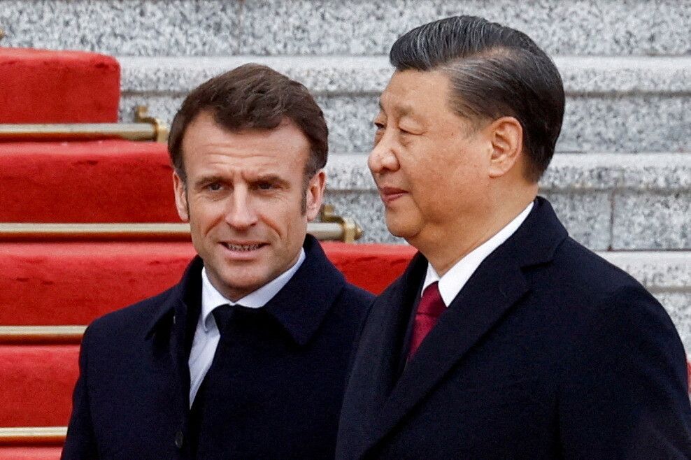 Frankreichs Präsident Macron (l.) empfängt heute den chinesischen Staatschef Xi Jinping im Élysée-Palast in Paris. Reuters