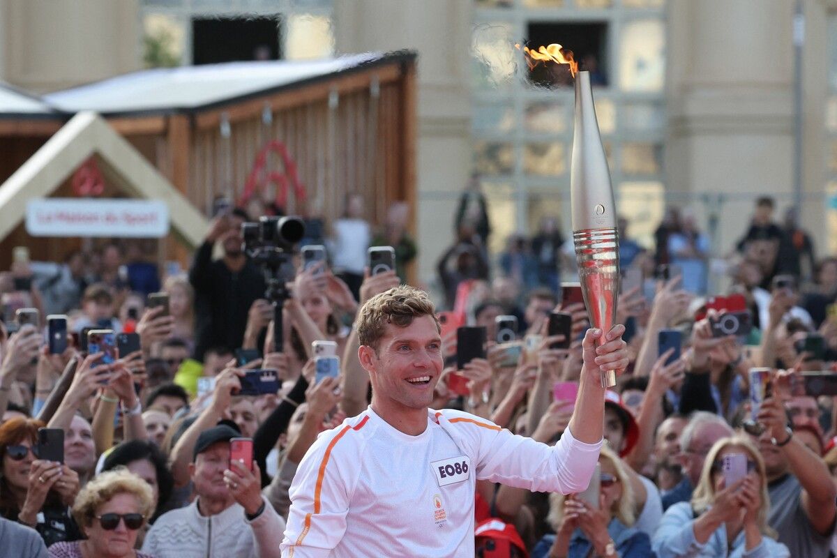 Frankreichs Zehnkämpfer Kevin Mayer hat in Montpellier die Olympische Flamme, die sich auf dem Weg nach Paris befindet, übernommen.afp