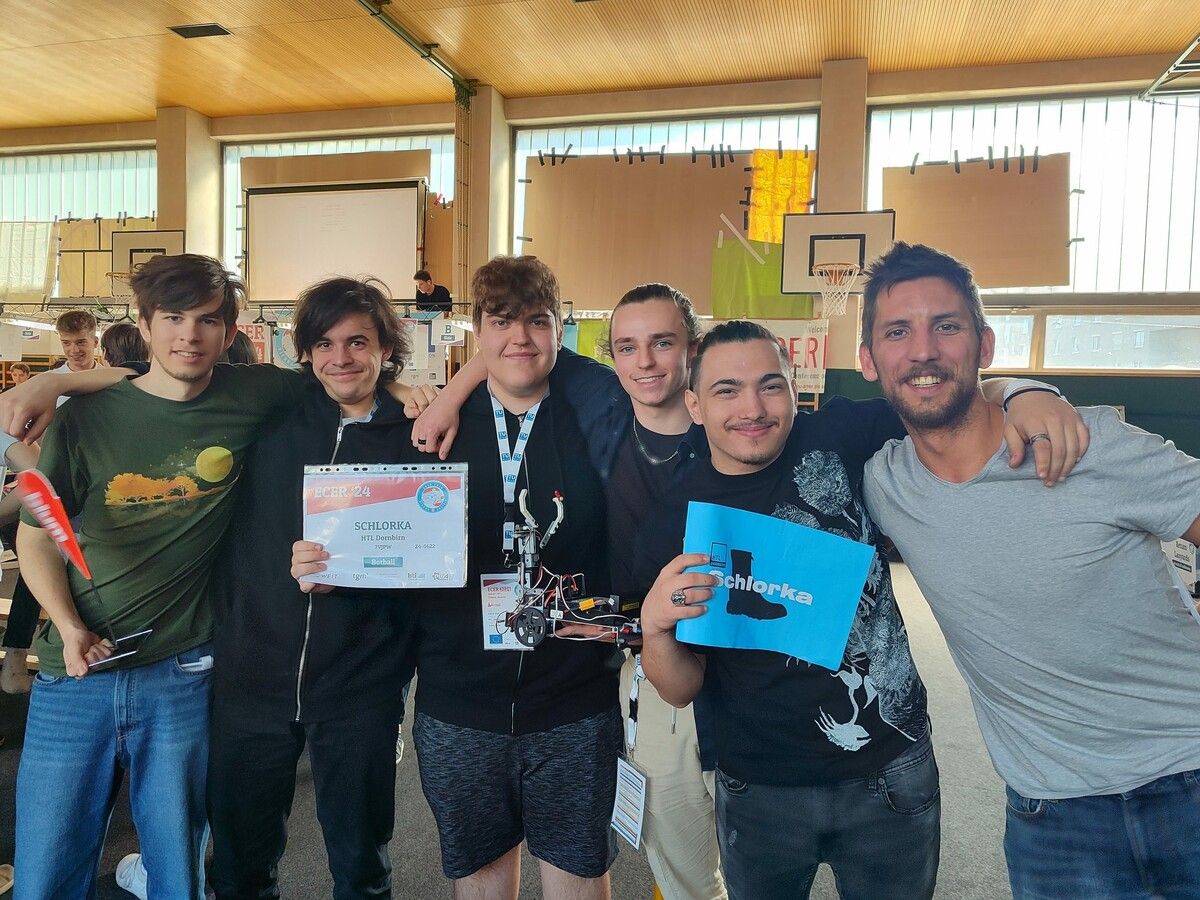 Für die HTL-Schüler Immanuel Ehe, Leonard Ramersdorfer, Daniel Fink, Nate Gantioler und Mihai Muscalu mit Lehrer und Coach Simon Mantler war die Teilnahme ein besonderes Erlebnis. HTL (4)