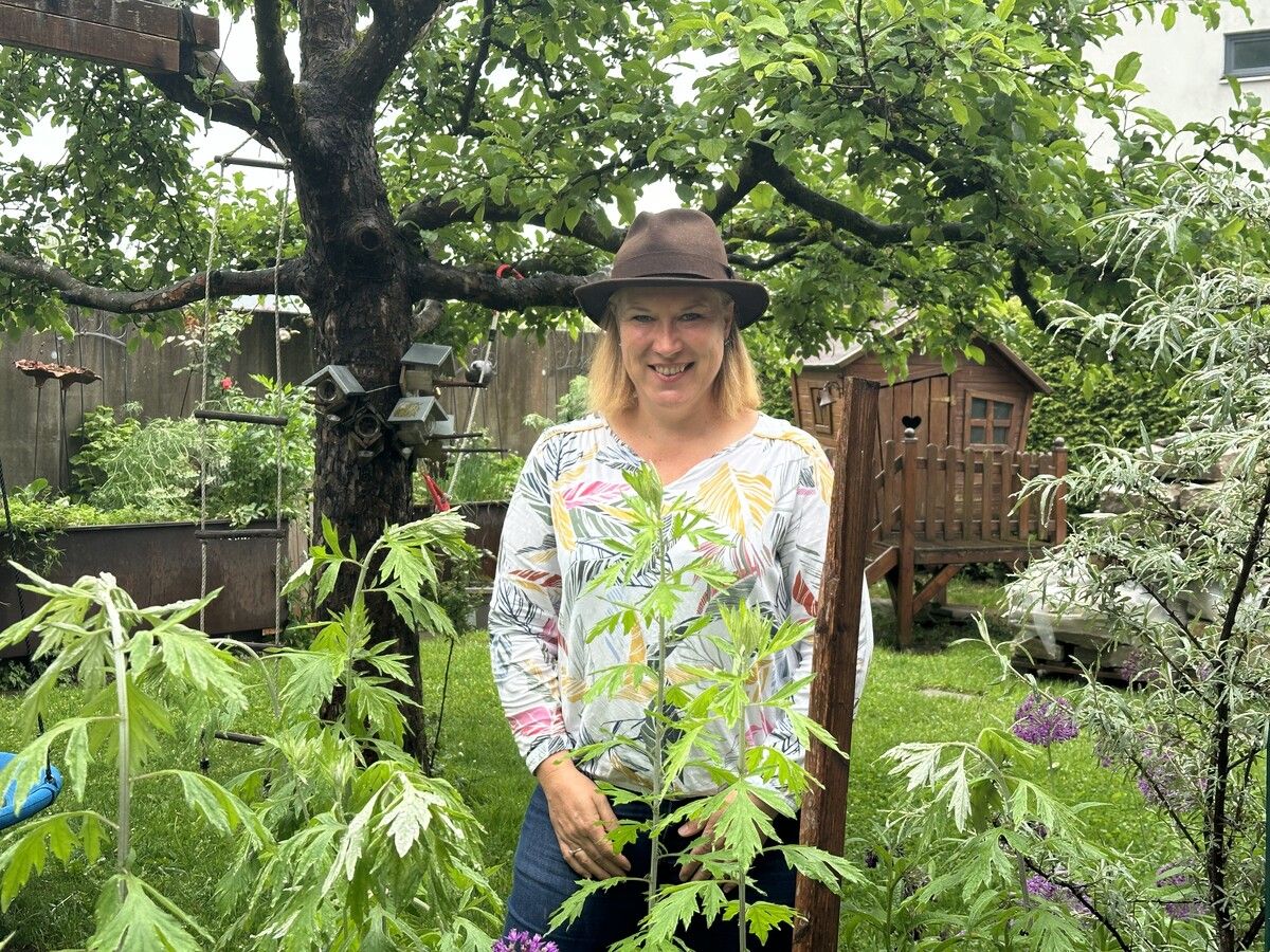 Für Yvonne Kremsmayer ist ihr wunderschöner Kräutergarten Erholungs- und Kraftort zugleich.bischof