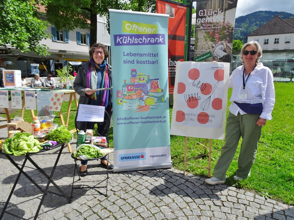 „Grad übrig“ hieß die Aktion, die das Projekt Offener Kühlschrank (Ingrid Benedikt, links) und das Stadtmuseum Dornbirn (Barbara Motter, rechts) durchführten.