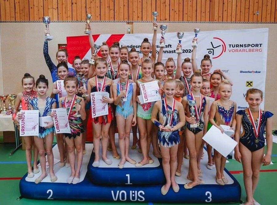 Gymnastinnen präsentierten stolz ihre Pokale und Urkunden. Sportgemeinschaft Götzis