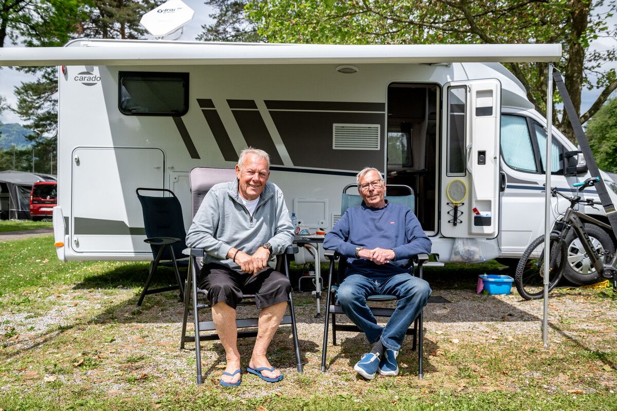 Hans Härter und Erwin Stutz aus der Schweiz schätzen ebenfalls die Freiheit des Campings und bevorzugen diese Urlaubsform gegenüber Hotels.