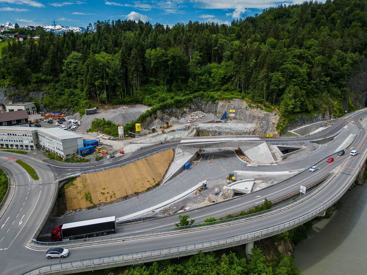 Hier am Tunnelportal in Frastanz stehen die Baumaschinen still. VN/Steurer