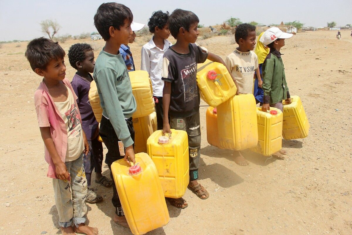 Hitzewelle und Wassermangel: Im Jemen warten Kinder in der Nähe eines Flüchtlingslagers mit Kanistern darauf, Wasser aufzufüllen. AFP