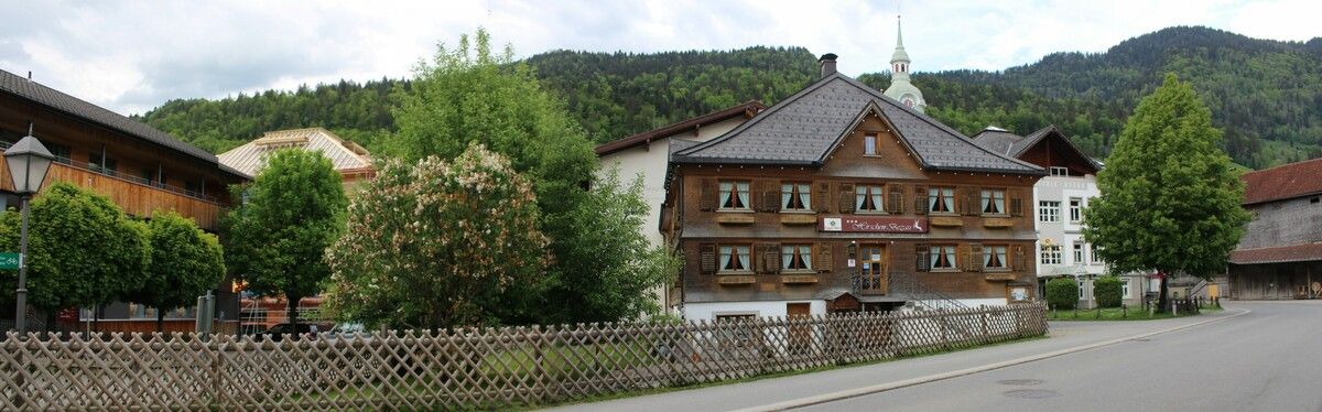 Im Bezauer Zentrum stehen die Zeichen auf Veränderung: Der traditionsreiche Hirschen wird einem Wohn- und Geschäftshaus weichen. STP (2)