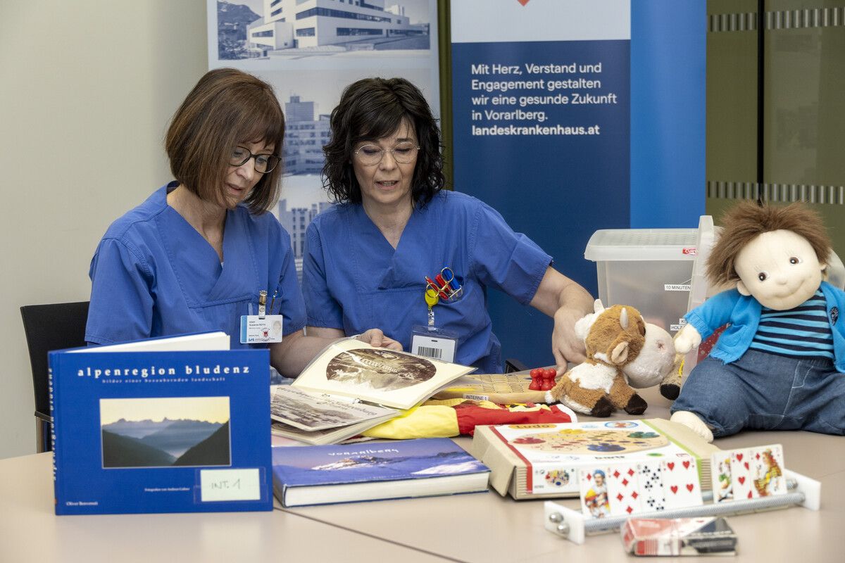 Im LKH Bludenz etwa kümmern sich Susanne Roth (l.) und Kornelia Poletti um Menschen mit Demenz. vn/Rp
