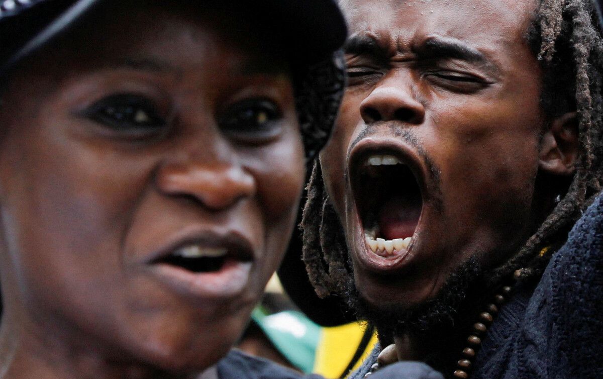 In Nairobi demonstrierten Aktivisten und Anwohner gegen eine Anordnung der Regierung, Gebäude auf Uferland abzureißen. REUTERS