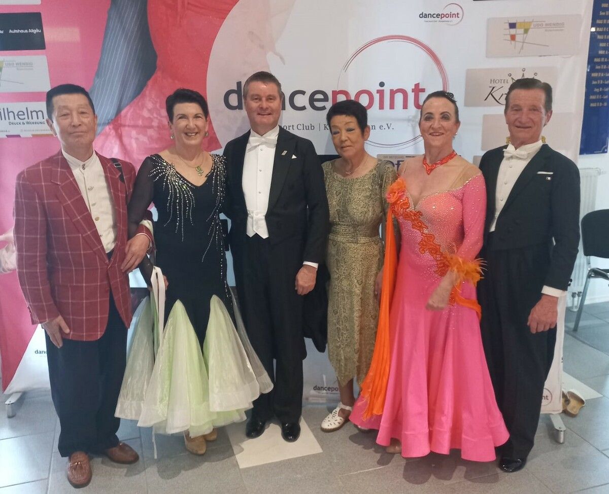 Ingrid und Gerhard Salzgeber (rechts), Helga und Otmar Dür (zweite von links) und dasTrainerpaar unserer Turnierpaare.TSC bludance