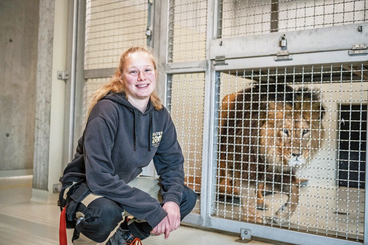 Janine Granwehr und ihr großer Berberlöwe Atlas. Die Tierpflegerin des Walter Zoos in Gossau hat eine innige Beziehung zu der Raubkatze. VN/Rhomberg