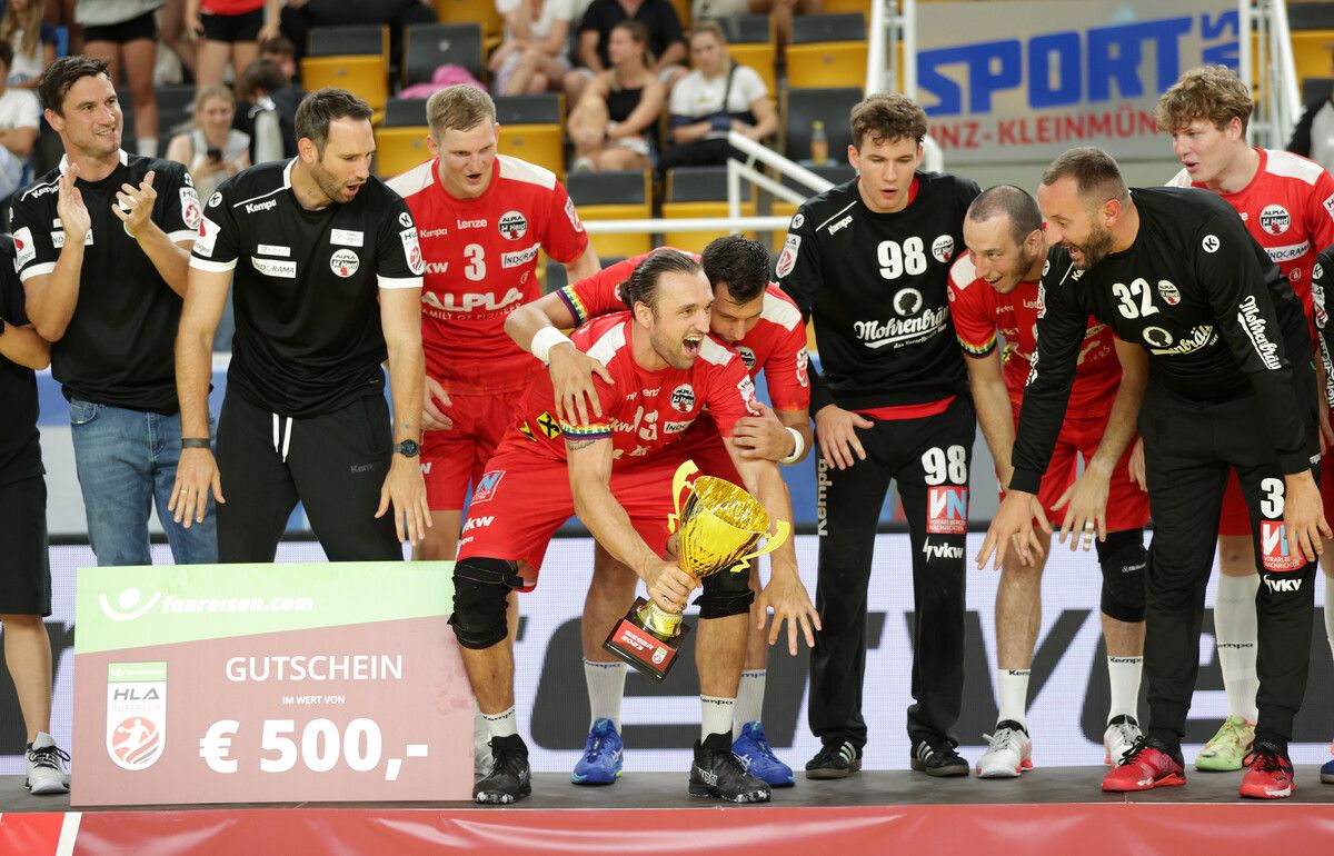 Jubel bei Frederic Wüstner und den Harder Spielern nach dem Triumph im August im Supercupduell in Linz. GEPA