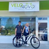Große Freude bei der E-Bike-Gewinnerin