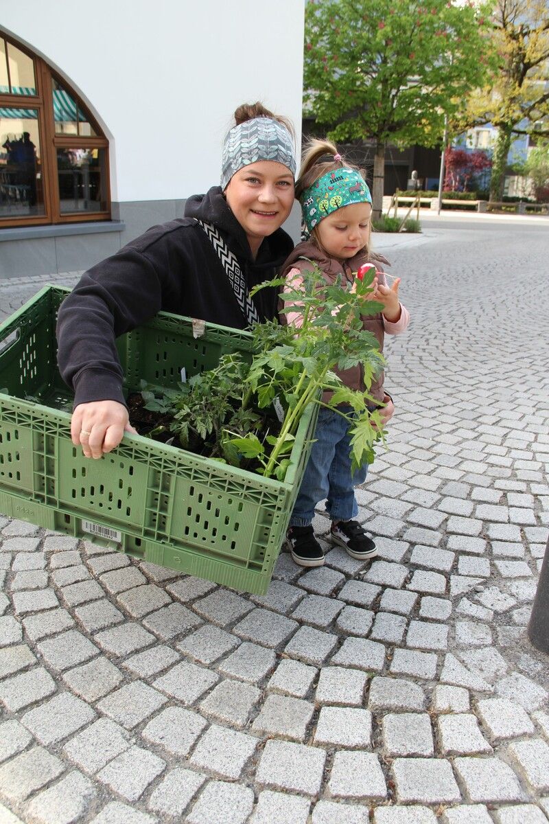 Julia Fleisch und die kleine Maria wurden für ihren Garten sofort fündig. stl