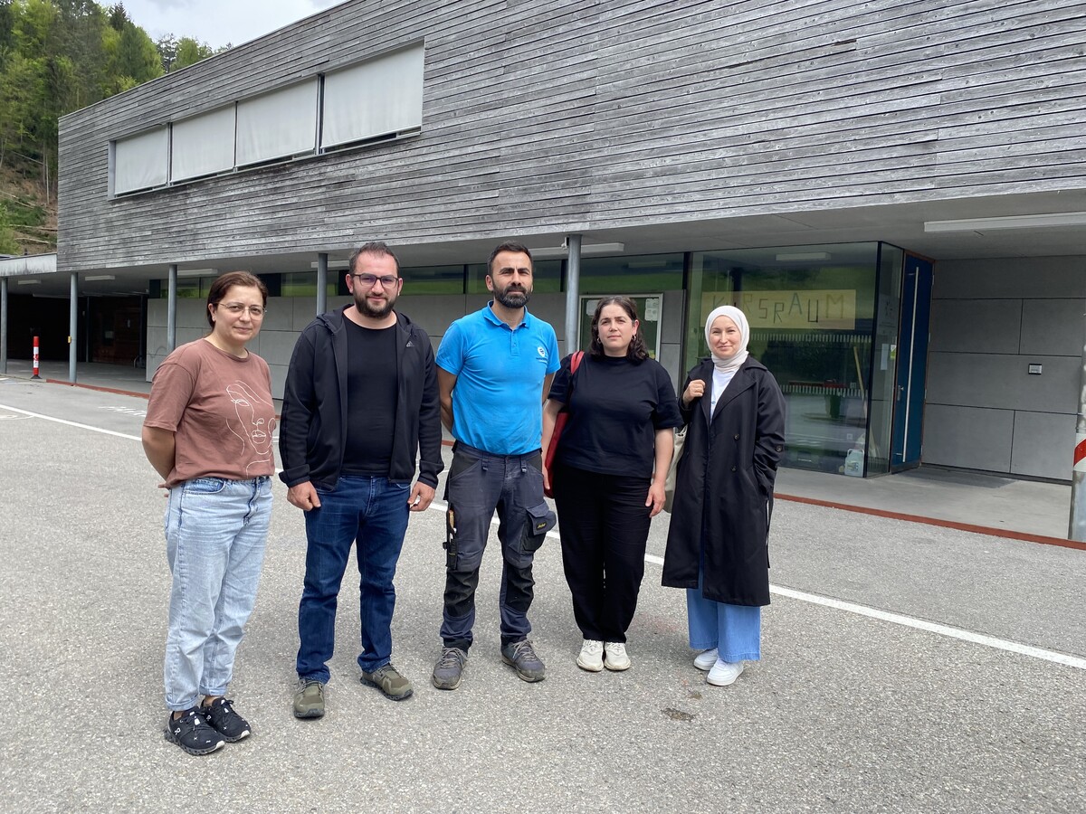 Kezban Kurt, Bayran Keskin, Murat und Yasemin Mus sowie Mine Aydinli (v. l.) wollen es nicht wahrhaben, dass der Kindergarten in Bludesch Gais schließt. VN/JUN