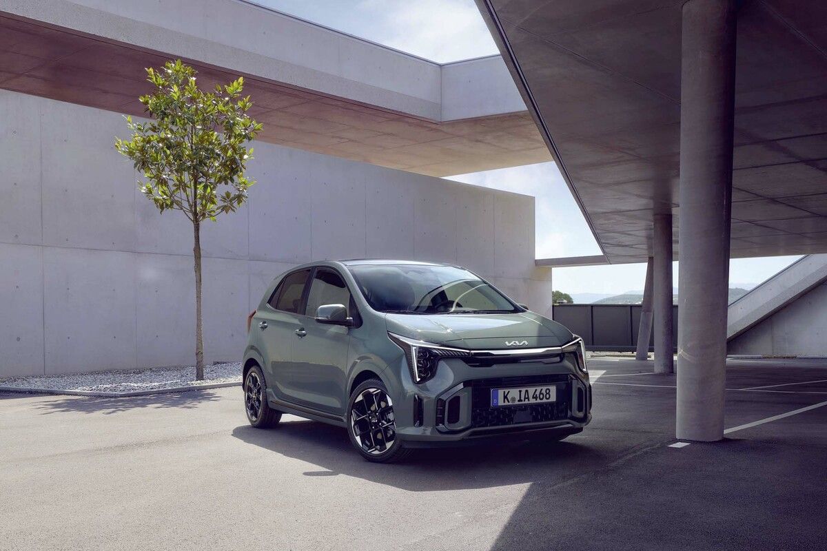 Kia passt den Kleinstwagen Picanto im neuen Modelljahr optisch an die aktuelle Modellpalette an. Die deutlichsten optischen Änderungen betreffen die Front mit modifiziertem Kühlergrill und komplett neu gestalteten LED-Scheinwerfern. Am Heck finden sich umgestaltete Leuchten und – in den höheren Ausstattungslinien – eine neue Lichtleiste auf dem Kofferraumdeckel. Neuerungen gibt es auch bei den Assistenzsystemen. So erkennt der Frontkollisionswarner nun auch Fahrräder, in den höheren Ausstattungslinien ist ein Abbiegeassistent integriert, der Kollisionen mit dem Gegenverkehr vermeiden hilft.