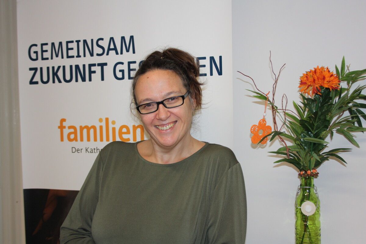 Kirstin zögerte zuerst, „weil ich so sozialisiert wurde, dass Mütter sich gerne, freiwillig und unbezahlt um ihre Kinder kümmern“.