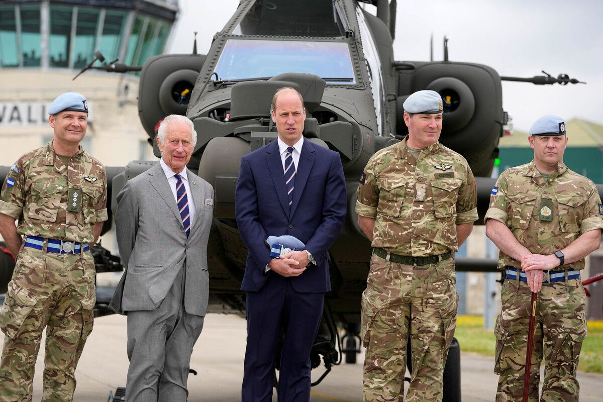 König Charles III. und Prinz William mit Soldaten des Heeresfliegerzentrums in Middle Wallop in Großbritannien. reuters