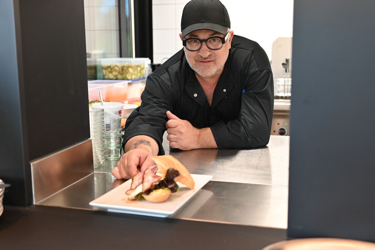 Küchenchef Alex Peischler verwöhnt seine Gäste mit gutbürgerlicher Küche, Snacks und Salaten. bvs