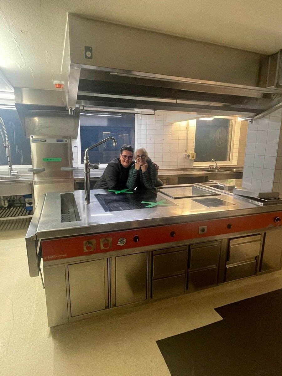 Küchenchefin Franziska Hiller (l.) und Seniorchefin Antonia Moosbrugger.Biohotel Schwanen